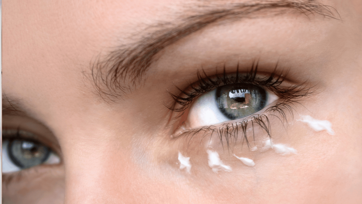 Eye care in cold weather: dryness, puffiness and dark circles